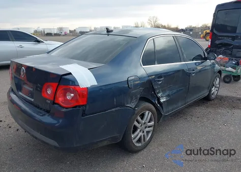 2007 Volkswagen Jetta 2.5 z USA, uszkodzony, nr VIN 3VWDF81K77M099080